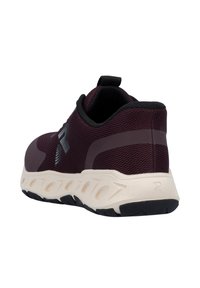 Bordeauxfarbene Sportschuh mit atmungsaktivem Mesh-Obermaterial, Gummisohle, weißem Zwischensohlenelement und schwarzen Akzenten. Verfügt über eine Schlaufe an der Ferse.