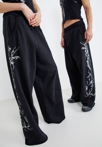 Jaded London LAZY WILLY MONSTER JOGGER UNISEX - Calças de fato de treino - black