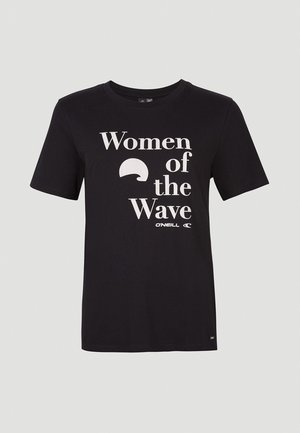 Czarna koszulka z krótkim rękawem z białym napisem "Women of the Wave" i logo O'Neill na środku z przodu.
