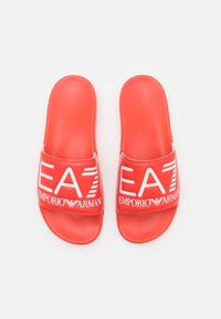 Chinelas vermelhas com o logo branco EA7 Emporio Armani na tira, sola texturizada e design de dedo aberto, mostradas de cima em fundo branco.