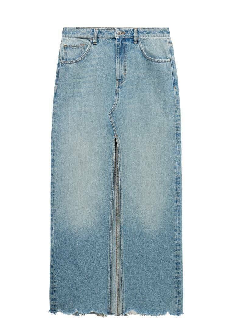 Jupe en denim bleu clair avec une fente avant, ourlet brut et design à cinq poches. Présente une taille haute et un délavage uniforme.