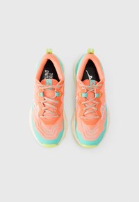 Hardloopschoenen met een koraal en aqua kleurenschema. Gelaagd mesh bovenwerk, gevoerde kraag en dikke, dempende zool. Bevat veters en merknaam.