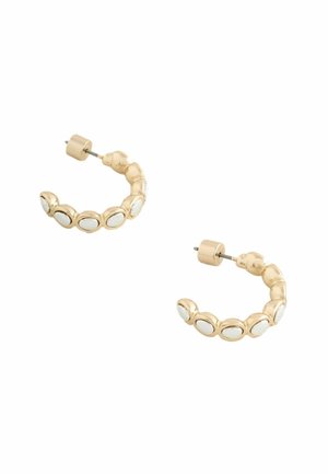 Goldene Creolen mit ovalen weißen Steineinsätzen, strukturierter Metalloberfläche und sicherem Steckverschluss. Kompaktes, rundes Design.