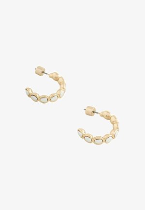 Goldene Creolen mit ovalen weißen Steineinsätzen, strukturierter Metalloberfläche und sicherem Steckverschluss. Kompaktes, rundes Design.