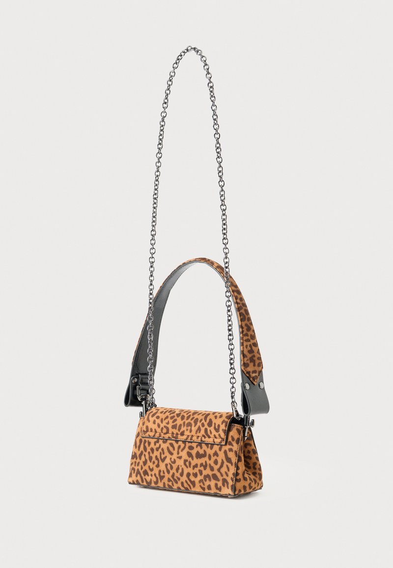 Sekkepung i leopardmønster med rektangulær form, udstyret med en sort kædetræk og læderdetaljer. Blød tekstur med et struktureret design.