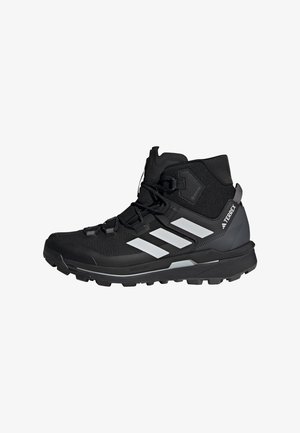 Černá turistická bota s vysokým kotníkem, vrchní část z prodyšné síťoviny, bílé tři pruhy, texturovaný povrch a robustní podrážka pro trakci. Obsahuje GORE-TEX.