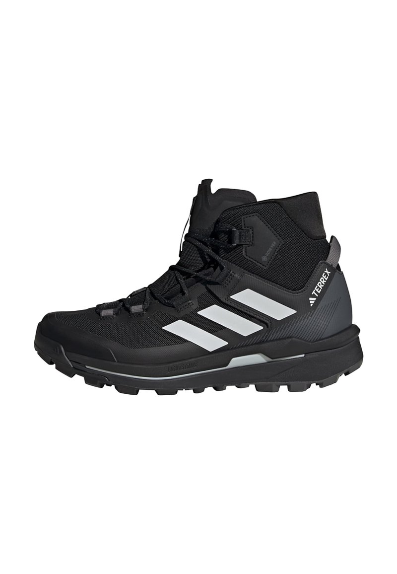 Czarne buty trekkingowe z wysoką cholewką, siateczkowym wierzchem, białymi trzema paskami, teksturowaną powierzchnią i wytrzymałą podeszwą dla lepszej przyczepności. Zawierają technologię GORE-TEX.