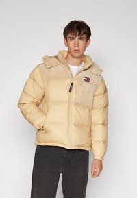 Tommy Jeans MIX ALASKA PUFFER - Piumino - tawny sand