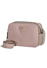 Borsa a tracolla rosa texturizzata con logo triangolare dorato, chiusura con zip e tracolla a catena. Include un portachiavi staccabile.