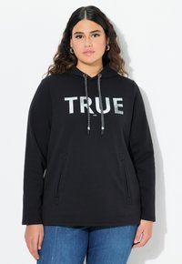 Zwarte hoodie met een voorzijde graphic met de tekst "TRUE." Het heeft een capuchon met trekkoord, zijzakken en een relaxte pasvorm.
