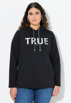 Felpa nera con grafiche frontali che leggono "TRUE." Presenta un cappuccio con cordino, tasche laterali e una vestibilità ampia.