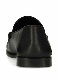 Zwarte leren schoenen met een gladde textuur, ronde vorm, lage hak en een minimalistisch ontwerp zonder zichtbare versieringen.