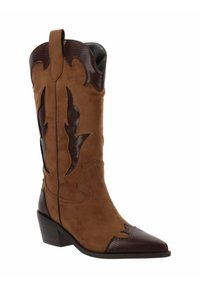 Bota de cowboy de ante marrón con acentos de cuero texturizado marrón oscuro en la puntera, el talón y el caña superior, que presenta un bordado decorativo y un tacón bajo.