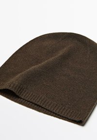 Berretto marrone a maglia con una texture a costine, cima arrotondata e una vestibilità morbida e flessibile. Realizzato in lana o in un materiale simile alla lana. Nessun motivo o dettaglio decorativo.