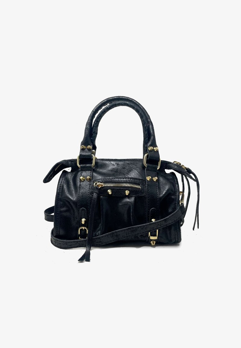 Sac à main en cuir noir avec doubles poignées, poche avant zippée, clous dorés et bandoulière amovible.