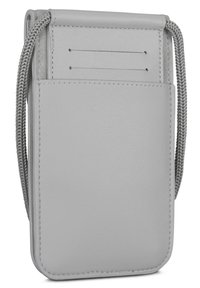 Custodia per telefono in pelle grigia chiara, di forma piatta, con una tracolla intrecciata, slot per carte e una texture liscia. Design semplice e funzionale.