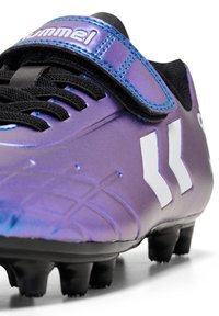 Talon de soccer violet avec une finition brillante, lacets noirs et accents bleus. Présente une sangle en Velcro et des détails de logo blancs sur le côté.