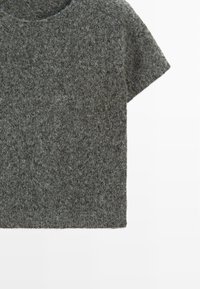 Szary top z filcu z krótkim rękawem i okrągłym dekoltem. Miękka faktura, luźny krój i lekko skrócony fason.