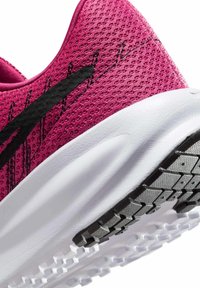 Scarpa atletica rosa con tomaia in mesh testurizzato, accenti neri e una suola bianca con ammortizzazione, dotata di una suola in gomma con motivo.