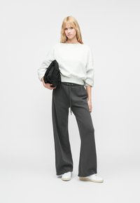 Abercrombie & Fitch SUNDAY WIDE LEG - Trainingsbroek - grey