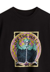 Camiseta de algodón negra con un gráfico circular que muestra un esqueleto vestido de bufón, contra un fondo de tablero de ajedrez en tonos púrpura y amarillo.