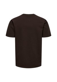 T-shirt texturé marron foncé à manches courtes, vu de dos, avec un col rond et sans logos ni motifs visibles.