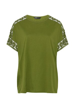 Blouse vert olive à manches courtes avec détails en dentelle florale le long des épaules et des manches supérieures, encolure ronde, coupe ample.