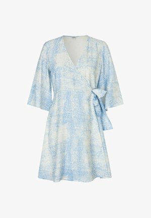 Lichtblauwe wikkeljurk met korte mouwen, met een gestructureerd patroon en een zijstrikdetail, gemaakt van een zachte, lichtgewicht stof.