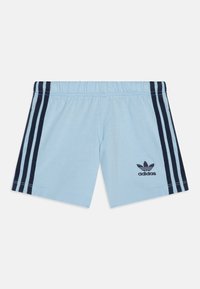 Svetlo modré športové šortky s elastickým pásom, s tmavomodrými bočnými prúžkami a vyšívaným čiernym logom Adidas.