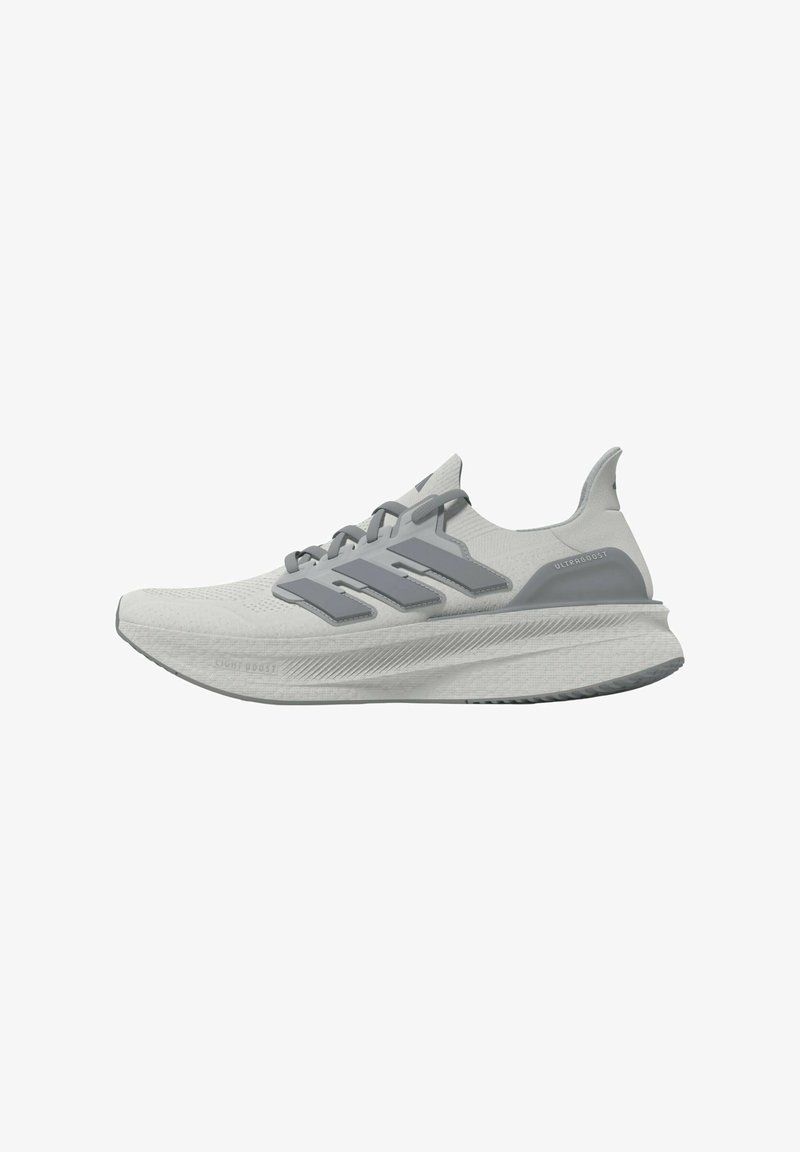 Chaussure de running Adidas UltraBoost gris clair avec des rayures grises, empeigne tricotée, semelle intermédiaire amortissante et contrefort de talon renforcé.