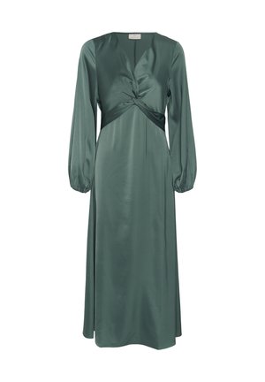Longue robe en satin vert pâle avec de longues manches bouffantes, un col en V profond et un détail de nœud torsadé à la taille.