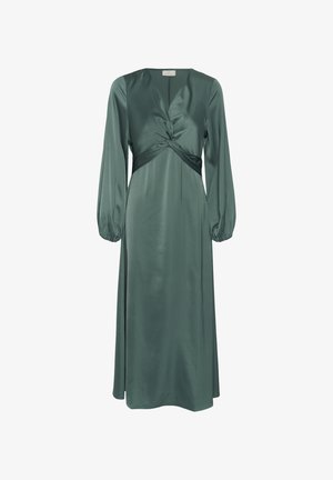 Longue robe en satin vert pâle avec de longues manches bouffantes, un col en V profond et un détail de nœud torsadé à la taille.