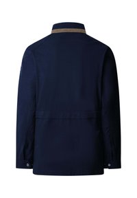 Chaqueta azul marino de manga larga con cuello de ante y puños abotonados. Cuenta con una pechera trasera, un corte recto y una textura de tela lisa y resistente.
