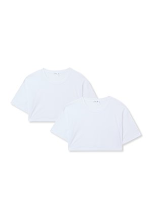 Białe skrócone t-shirty z miękkiej bawełny, z krótkimi rękawami i okrągłym dekoltem, starannie złożone w pary, o prostym wzornictwie.