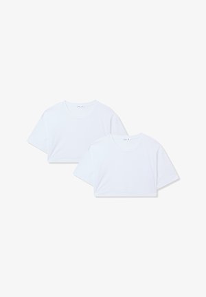 Białe skrócone t-shirty z miękkiej bawełny, z krótkimi rękawami i okrągłym dekoltem, starannie złożone w pary, o prostym wzornictwie.