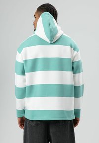 Katoenen hoodie met lichte aqua- en witte horizontale strepen, een capuchon met trekkoord en een losse pasvorm, met een gestructureerde stof en geribbelde manchetten.