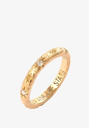 Goldring mit strukturiertem Oberflächenfinish und eingravierten Sternmustern, akzentuiert mit drei kleinen klaren Edelsteinen und einer innenseitigen Gravur.