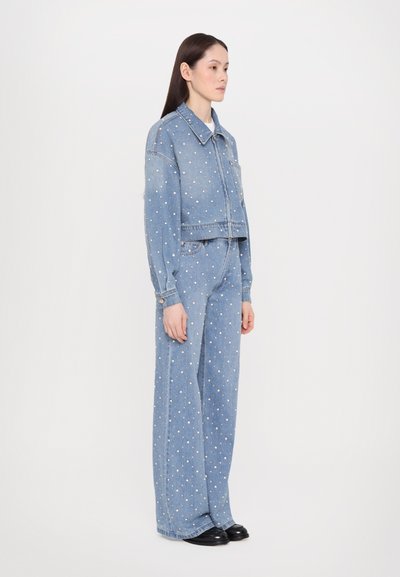 Denim jakna in široke hlače, svetlo modre barve s perlastimi okraski, s krojeno zasnovo, ravnim krojem in gumbnimi poudarki.