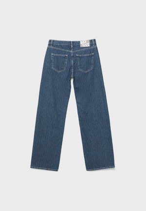 Vue de dos d'un pantalon en denim bleu avec des fines rayures verticales blanches, deux poches arrière et une étiquette blanche sur la ceinture.