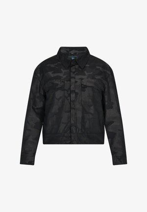 Jachetă neagră din material camuflat, croită, dintr-un material ușor, cu guler deschis, două buzunare la piept și un tiv fără cusături, cu margini elastice.