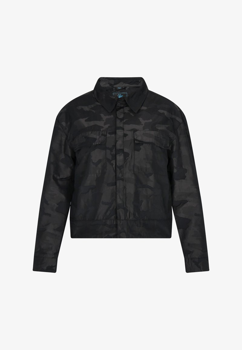 Krótka kurtka w czarny kamuflaż z lekkiego materiału, z szerokim kołnierzem, dwiema kieszeniami na piersi oraz bezszwowym dołem z elastycznymi brzegami.