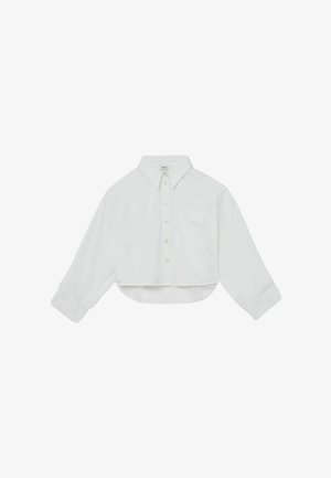 Witte cropped blouse met lange mouwen, knoopsluiting, puntkraag en een enkele borstzak, plat gelegd op een witte achtergrond.
