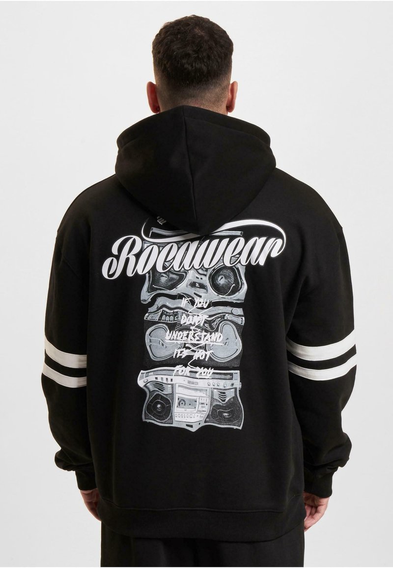 Svart hettegenser med hvit grafisk tekst og en boombox-design på baksiden, med hvite striper på ermene.