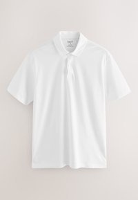 Hvid slim fit polo t-shirt med korte ærmer, krave og to knapper, vist på en ensfarvet lys baggrund.
