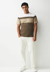 Next BLOCK REGULAR - Nyomott mintás póló - neutral tan