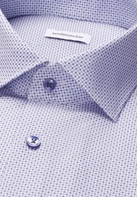 Chemise habillée à col avec un petit motif géométrique bleu et deux boutons bleus visibles, affichant l'étiquette de marque "seidensticker" à l'intérieur du col.