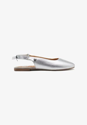 Scarpa flat slingback metallica argentata con punta affusolata, caratterizzata da un sottile accentuazione del logo e una suola marrone. Texture liscia, design minimalista.