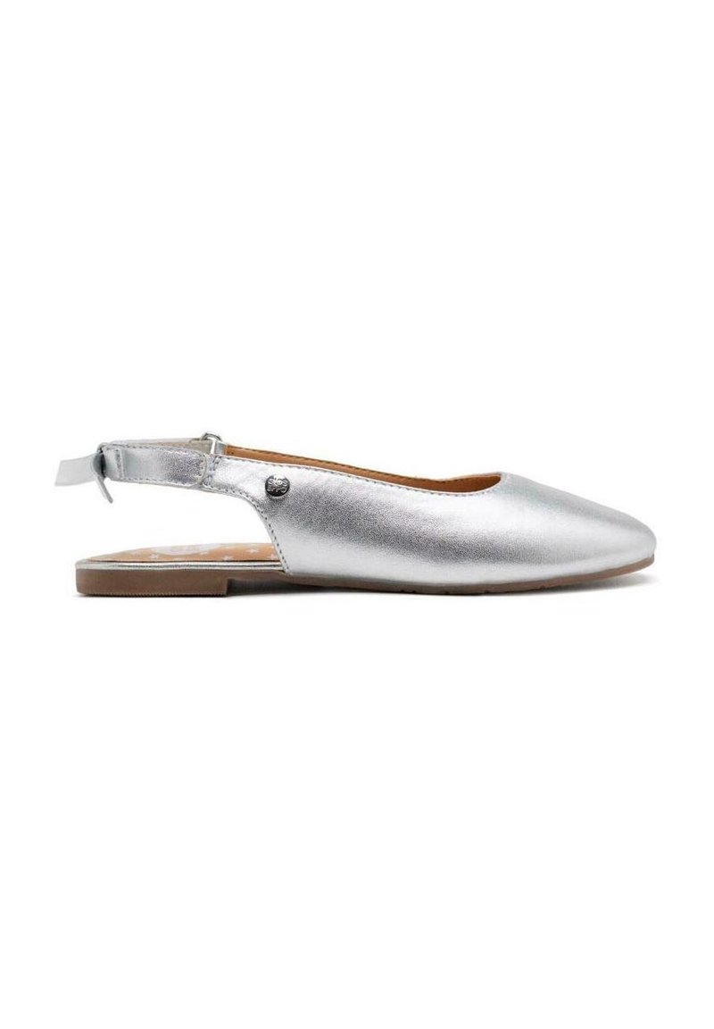 Zapato plano slingback metálico plateado con punta afilada, que presenta un sutil acento de logo y una suela marrón. Textura suave, diseño minimalista.