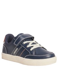 Scarpa in pelle blu navy con suola in gomma bianca, caratterizzata da una cinghia in Velcro, un design tradizionale con lacci e dettagli di cucitura in contrasto.