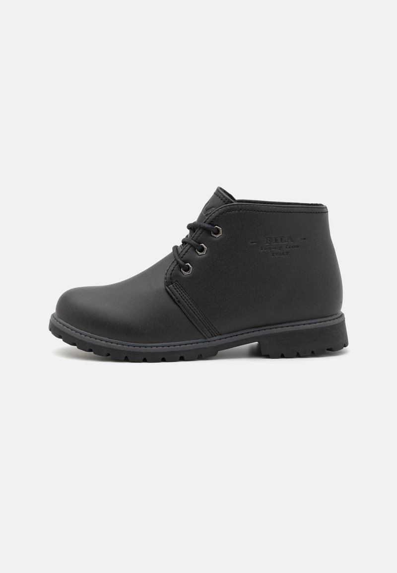 Bottine en cuir noir avec lacets sur le devant et semelle en caoutchouc robuste, vue de profil sur un fond clair uni.